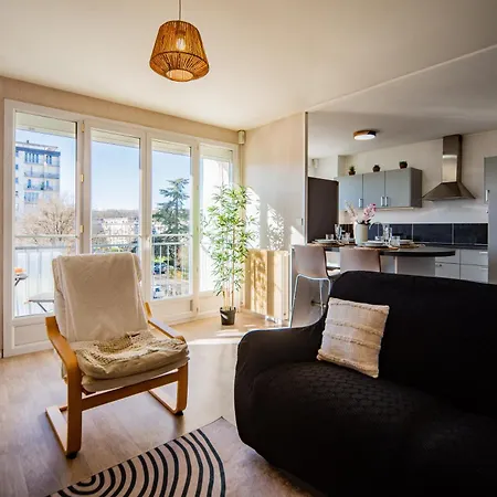 Le Chateaubriand - Parking - Netflix Tours