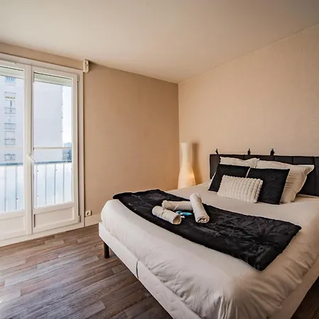 Le Chateaubriand - Parking - Netflix Tours