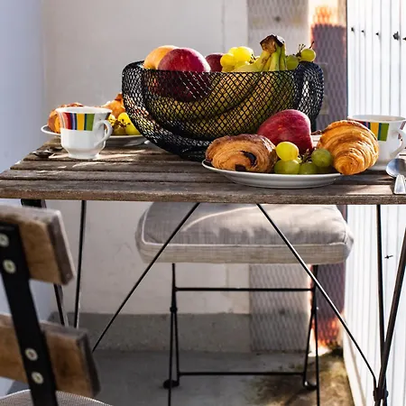 Le Chateaubriand - Parking - Netflix Tours