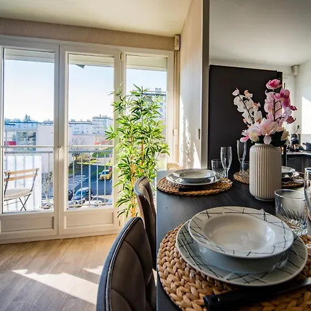 Le Chateaubriand - Parking - Netflix Apartment Tours