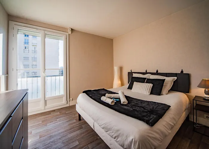 Le Chateaubriand - Parking - Netflix Tours