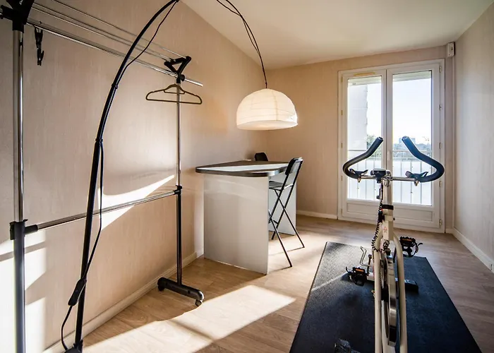 Le Chateaubriand - Parking - Netflix Tours