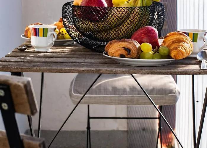 Le Chateaubriand - Parking - Netflix Tours